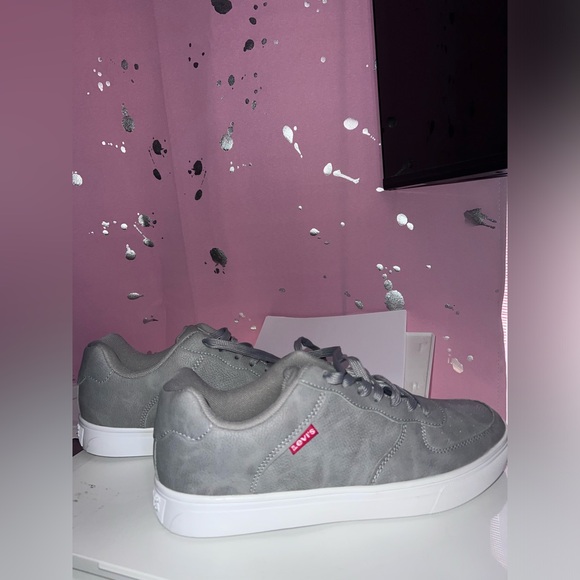 Men’s LEVIS faux leather like Gray comfort sneakers Size 9 - Picture 1 of 5